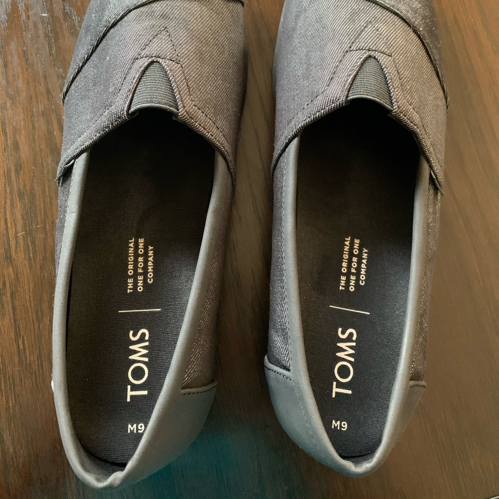 Men’s TOMs size 9